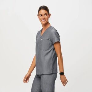 🌟 FIGS Catarina Scrub Top - Classic Fit (Color: graphite Size: large) 🌟